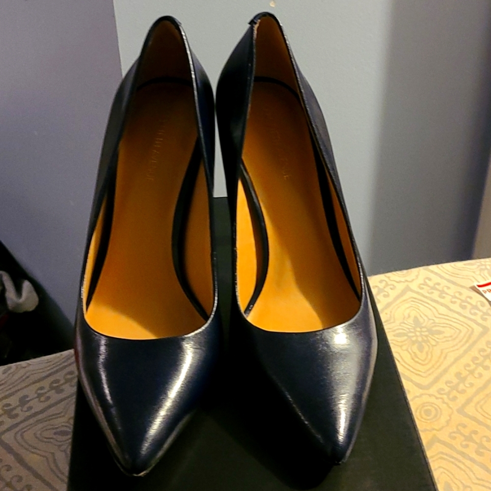 Navy pumps